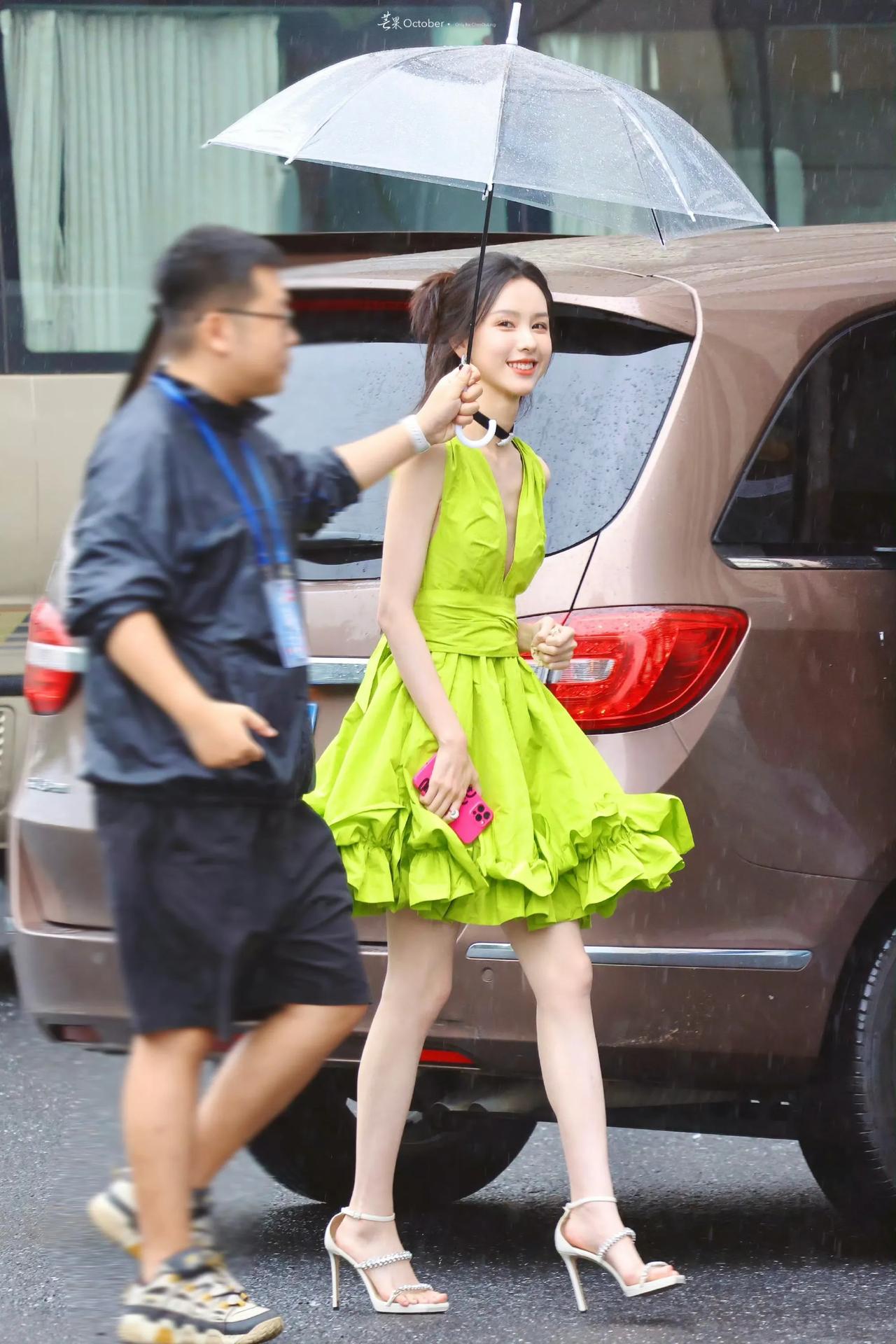 [大笑][大笑]陈都灵长裙曝光，被网友喊叫生菜宝宝，9月15号陈都灵出席活动造型