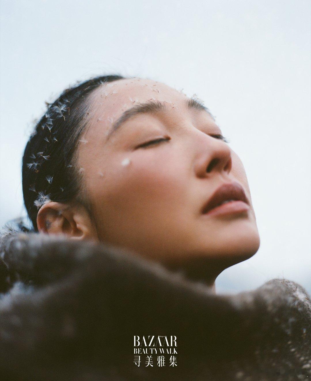 白百何身上的疗愈感白百何的这组大片真的太治愈了！每一帧都透着温柔的质感，看一眼就