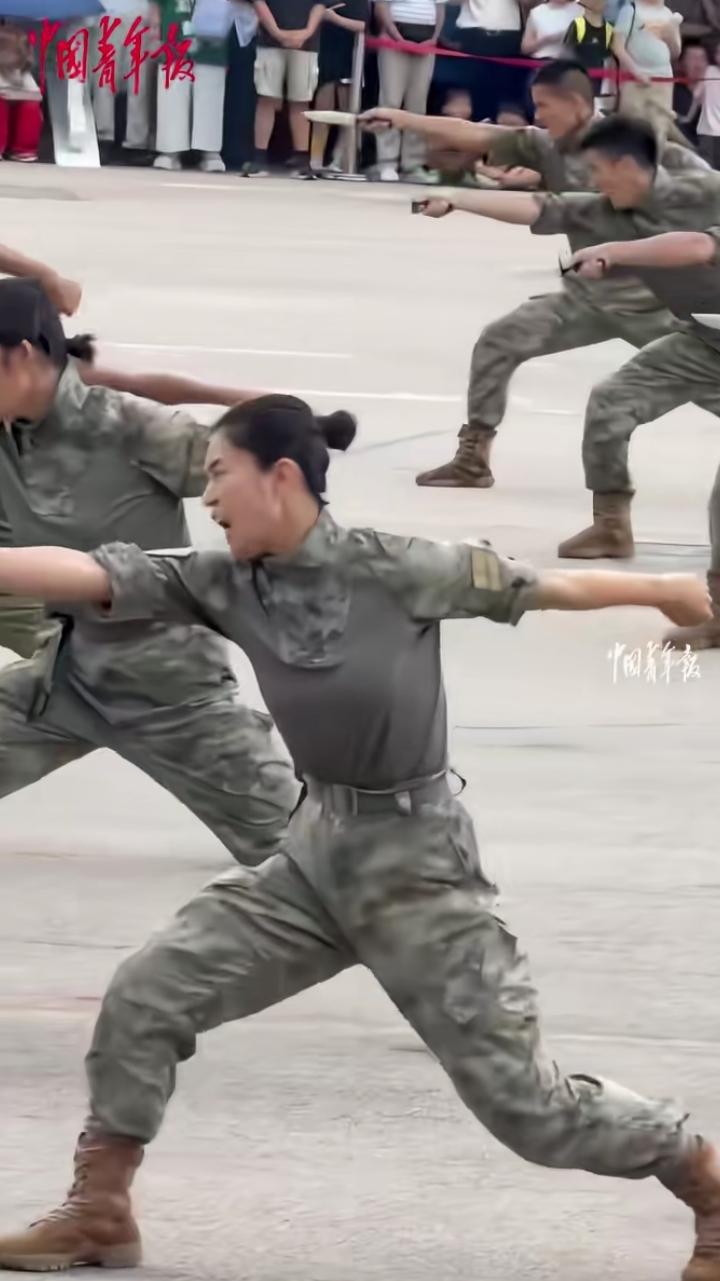 驻港女兵格斗演练直接帅到失语
 
军营开放日看驻港女兵格斗演练真的震撼，每一拳都
