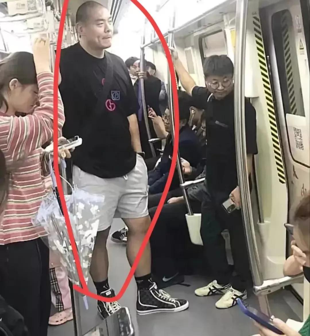 如果李景亮用这样的表情向张志磊挑衅，
张志磊敢应战吗！大概几个回合可以结束比赛？