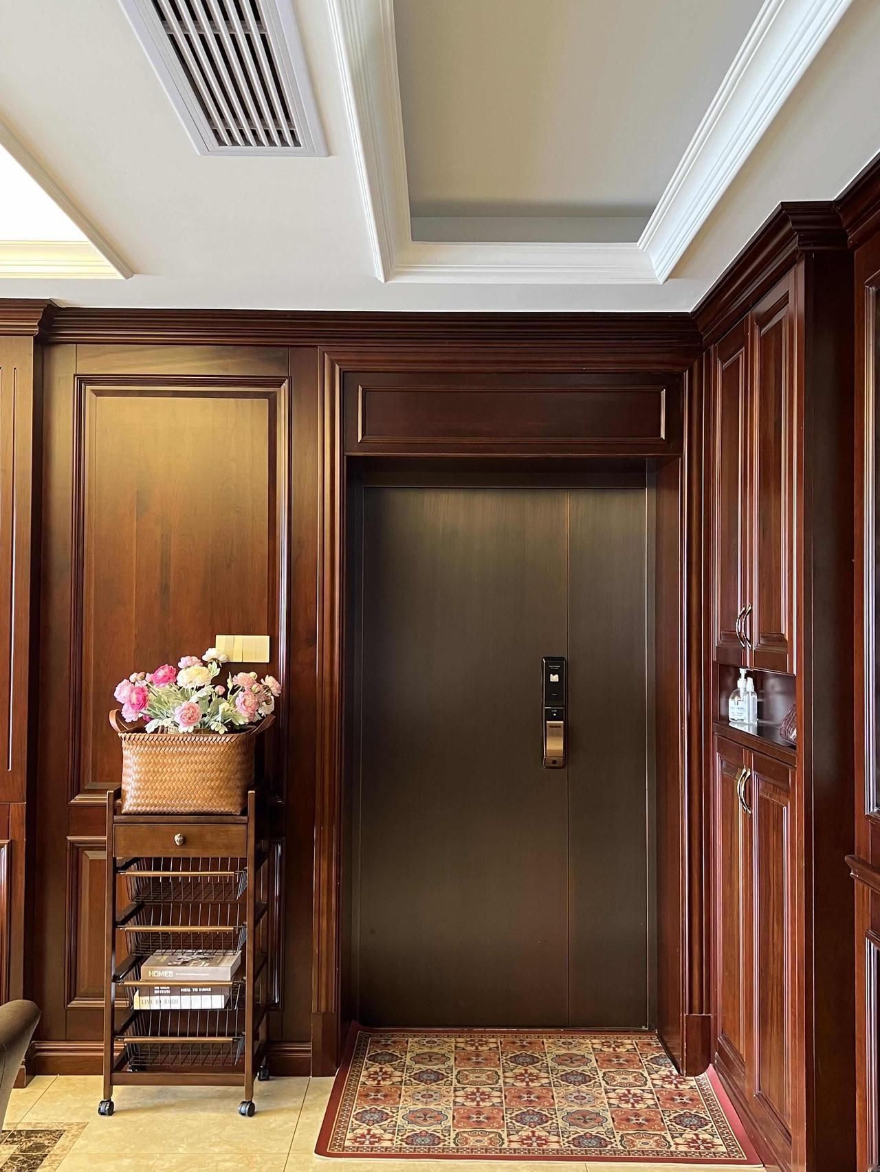 福建小县城，一套192平米的房子，住着房主一家三代人。

屋主说，人真的不能住太