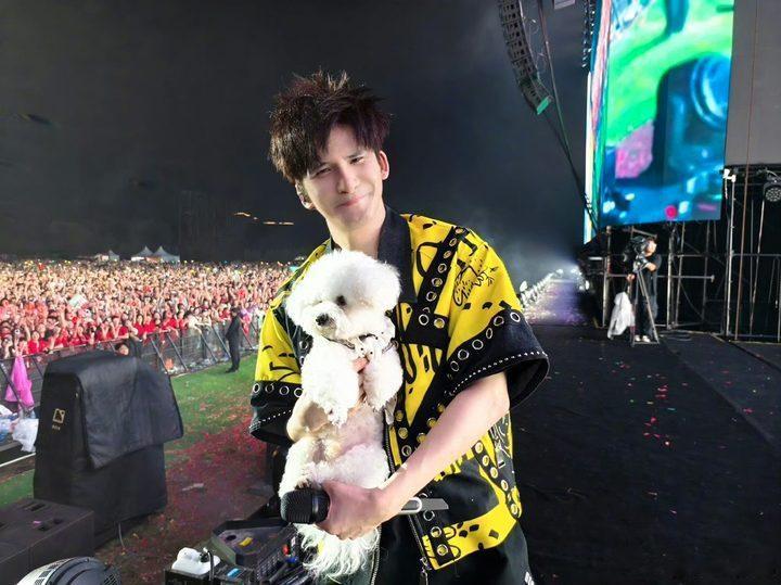 大张伟和老婆机场腻歪刘迎瘦了之后状态真好，温柔又干练。她不仅是大张伟生活里的贤内