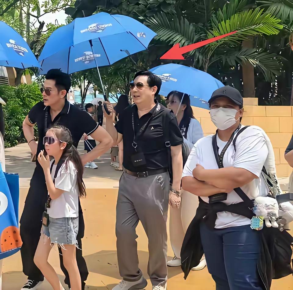 娱乐重磅消息：郭天王2岁时，他岳父大人出生了！
近日，郭富城带全家新加坡游玩！小