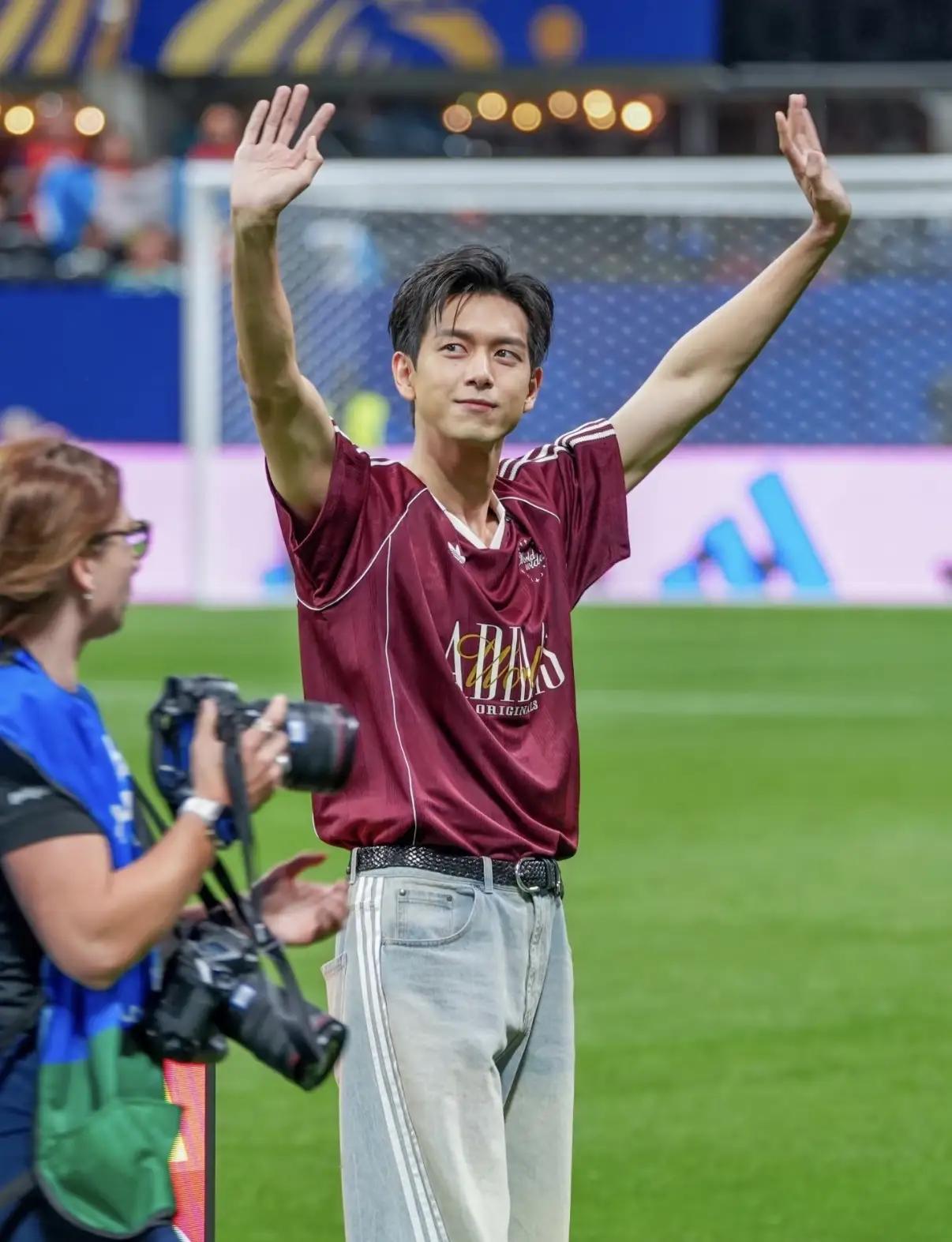 我们的国足进不了世界杯，但我们的演员却可以，李现去给世界杯开球，算是给我们挽尊了