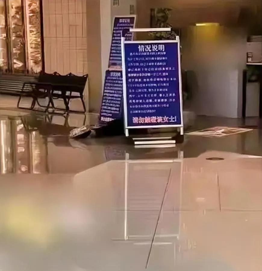 餐馆门口躺了个狠人！

大姐盖帽躺了4天不起来…

河南商丘这出“地面躺平戏”属