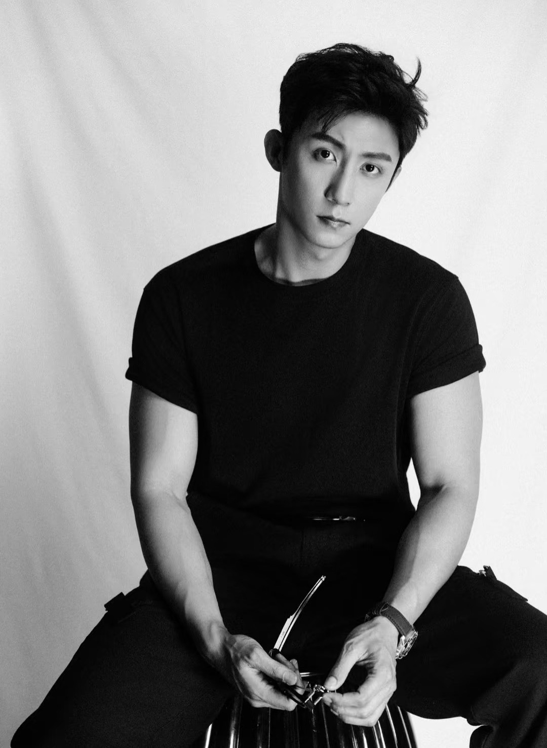 宽肩窄腰，荷尔蒙气息满满，真不敢想象什么样的人能拥有黄景瑜啊！ 