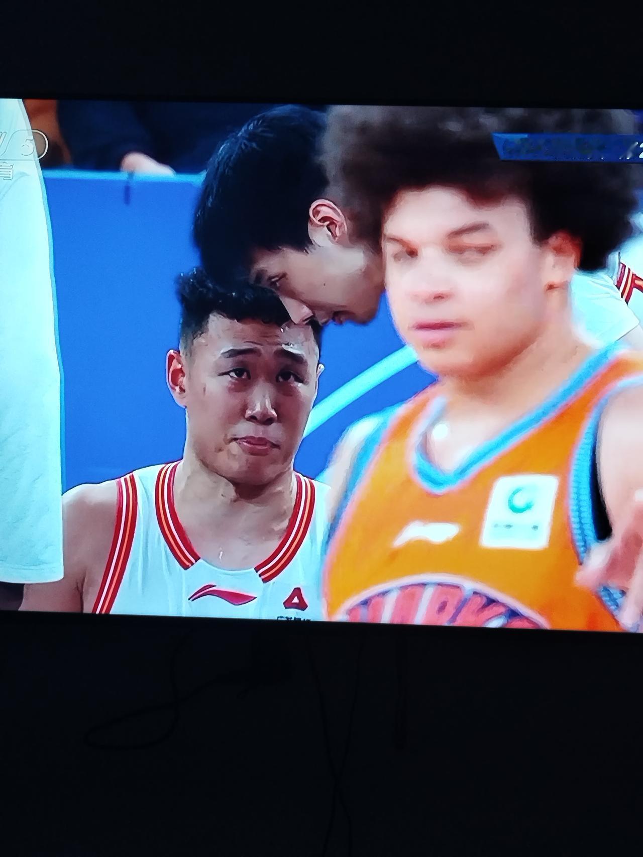 今天晚上上海对深圳的比赛上海101比92深圳。

深圳虽然输了，但是贺希宁是最大