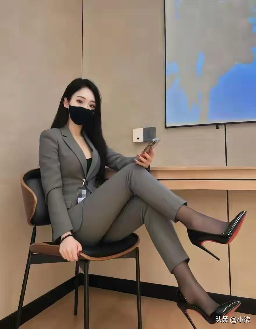 西装是铠甲
细节是锋芒
职业装的时尚感
是不被定义的自己
 
 
告别千篇一律