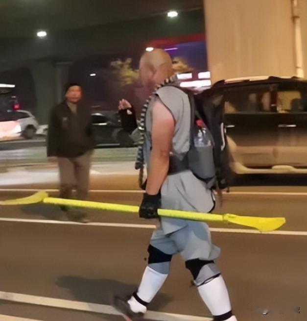 这个和尚，仅凭一己之力降低了山西的犯罪率，每天半夜他都准时出现在街上，光头，身穿