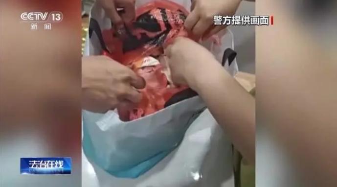 7月24日，一女子报警称，随身携带的10万元现金被盗，警方连夜展开调查，最终发现