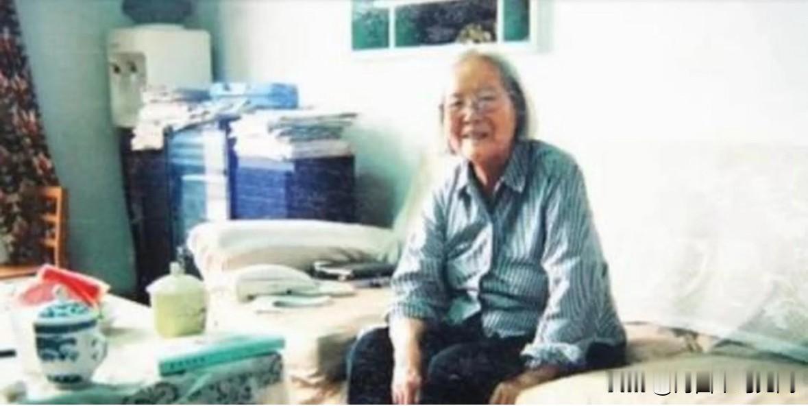 傅冬菊是抗日名将傅作义长女，中共地下党员。平津战役期间，她长期在父亲身边传递情报