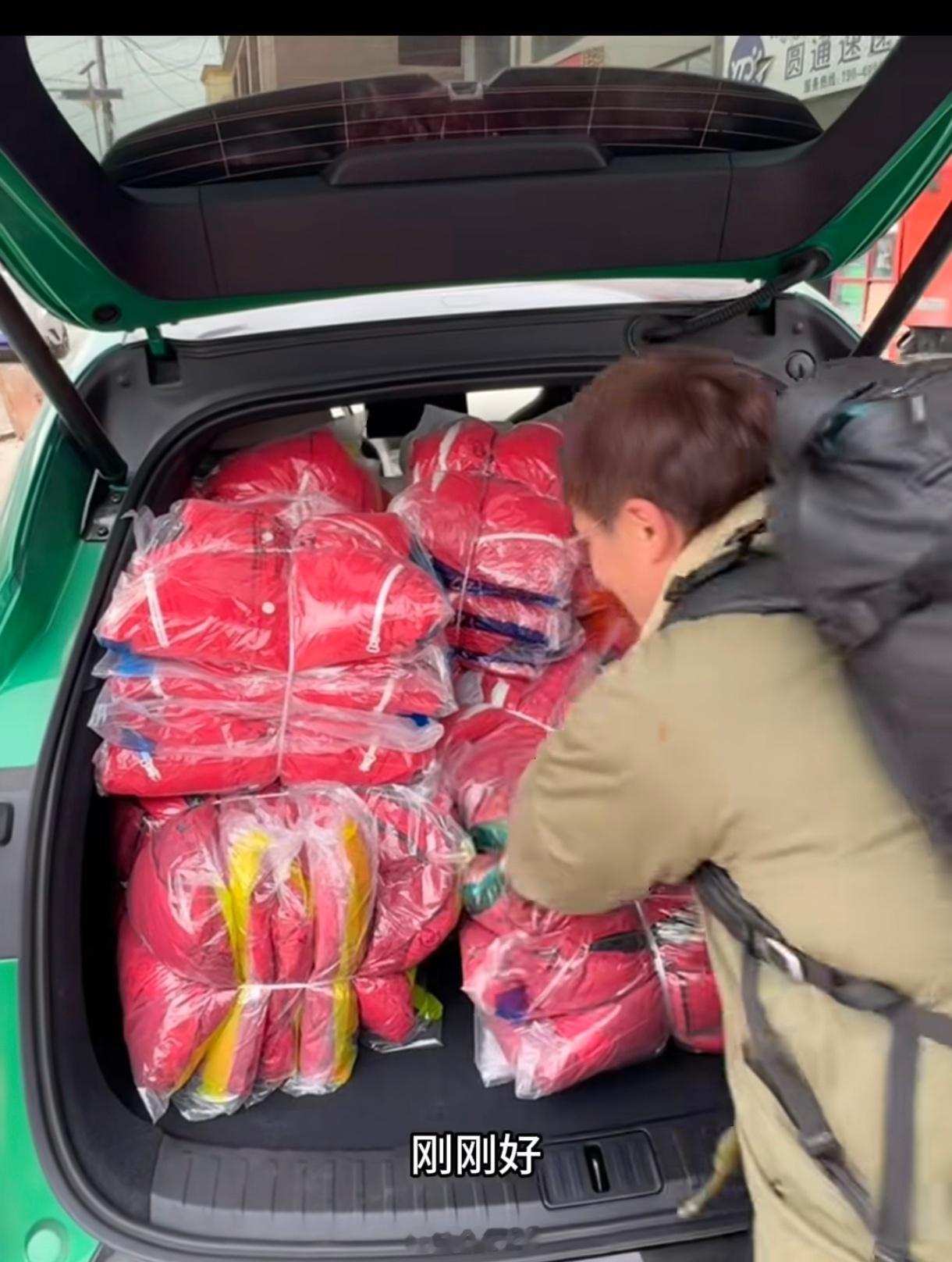 最满的后备箱最暖的年味 科技的温度，不仅在于产品的极致，更在于它连接起的每一份善