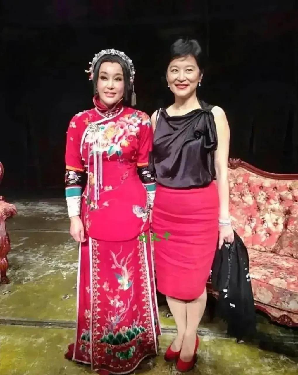 不比不知道，一比吓一跳，刘晓庆还是输给了林青霞！#娱乐# #明星#
