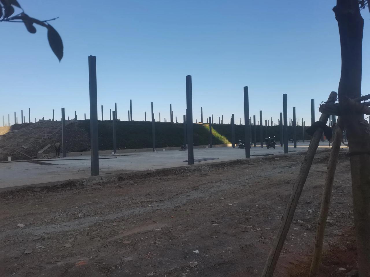 看样子中海对面这个空地是准备搭一个临时市馆，年前卖年货，中秋节卖月饼，平时赶集，