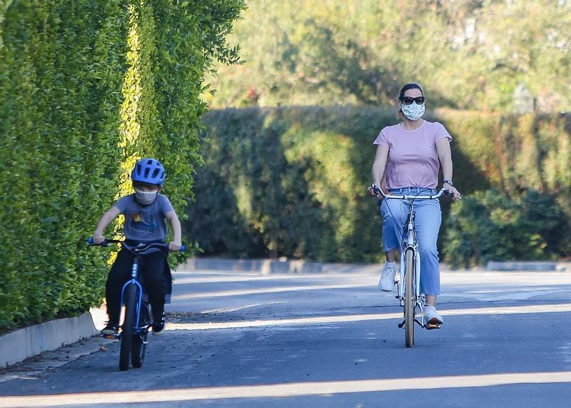 骑车锻炼真是好处多多！它可是全身性运动。骑行时，双腿持续蹬踏，能锻炼大腿、小腿、