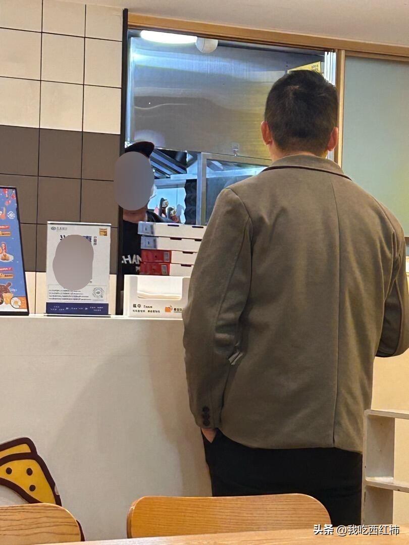 感觉这位父亲要裂开了
带小孩去吃披萨，结果在店里全程吃了个大瓜。
	
店员打电话