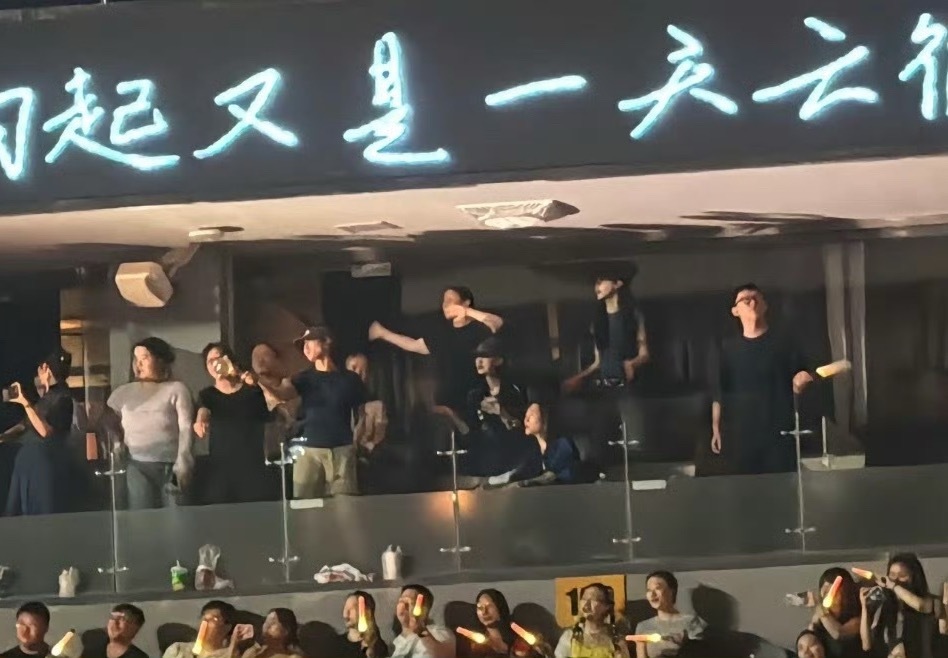 瘦成啥了这！ 黑暗夜色一身黑硬冷修长脖颈接吻会被老公锋刀下颌线割到 ​​​