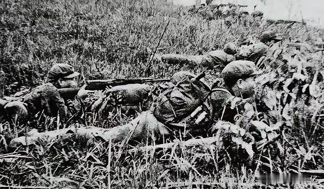 杀红眼的解放军战士！班长牺牲后，他端机枪硬刚越军5次冲锋
 
1979年3月2日