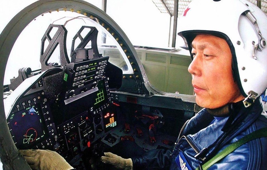 一张老照片，国产某型战斗机的座舱，年长的军迷应该知道这是什么战斗机。细细一想，这