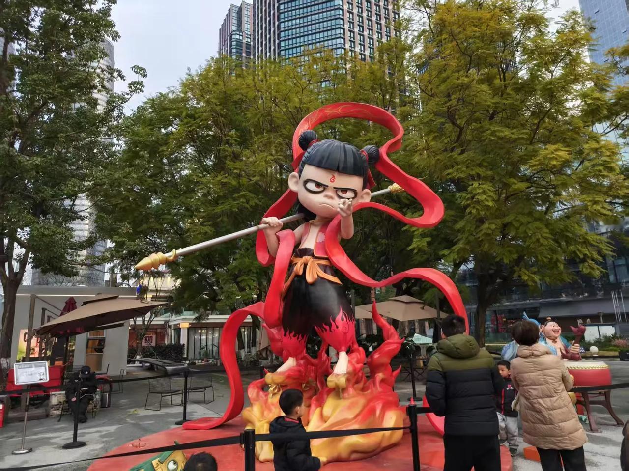 四川到底是饺子的家乡，真是给面儿。成都的大街上已经可以看到《哪吒》里的人物雕塑了