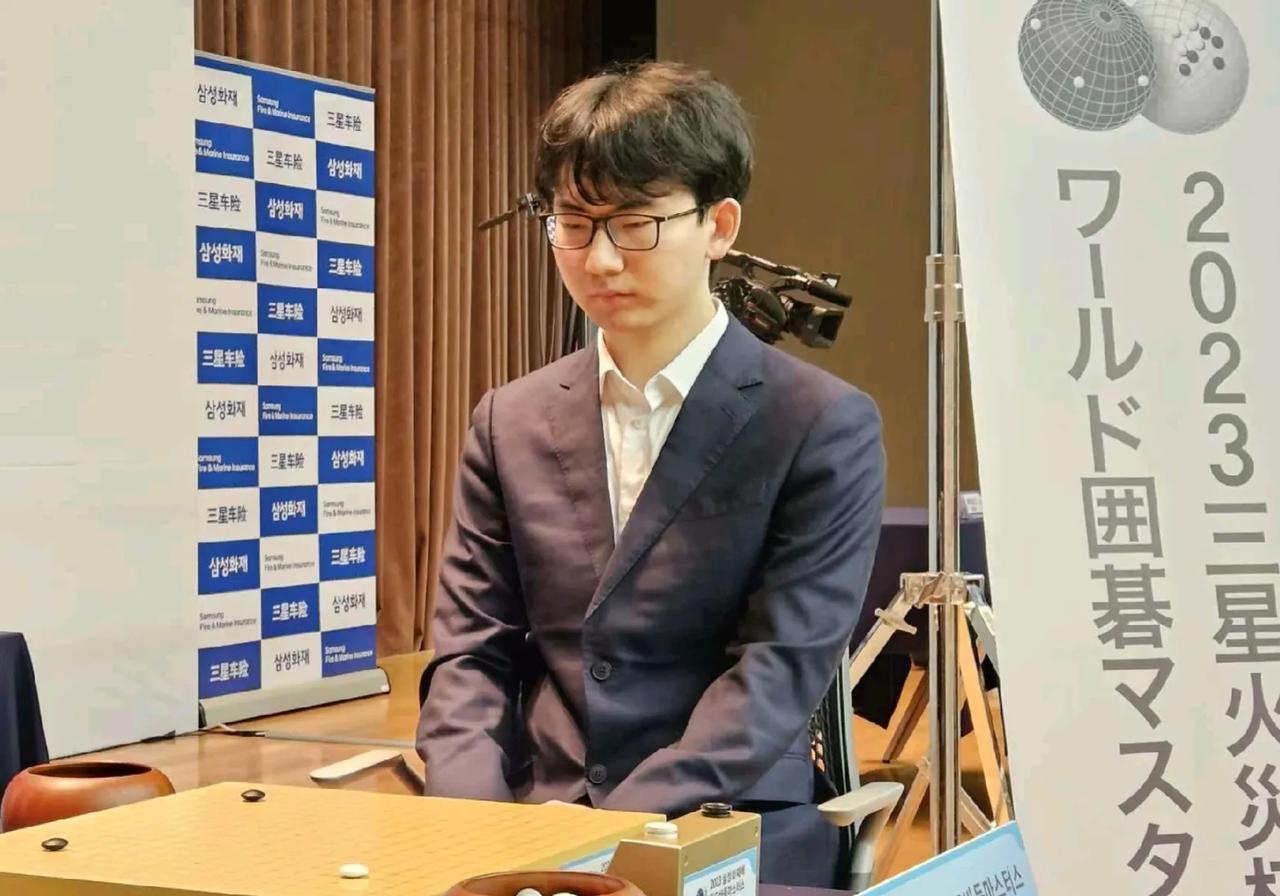 决赛变身表演赛
亲兄弟间明算账



28届三星杯世界围棋大师赛继续在韩国高阳举