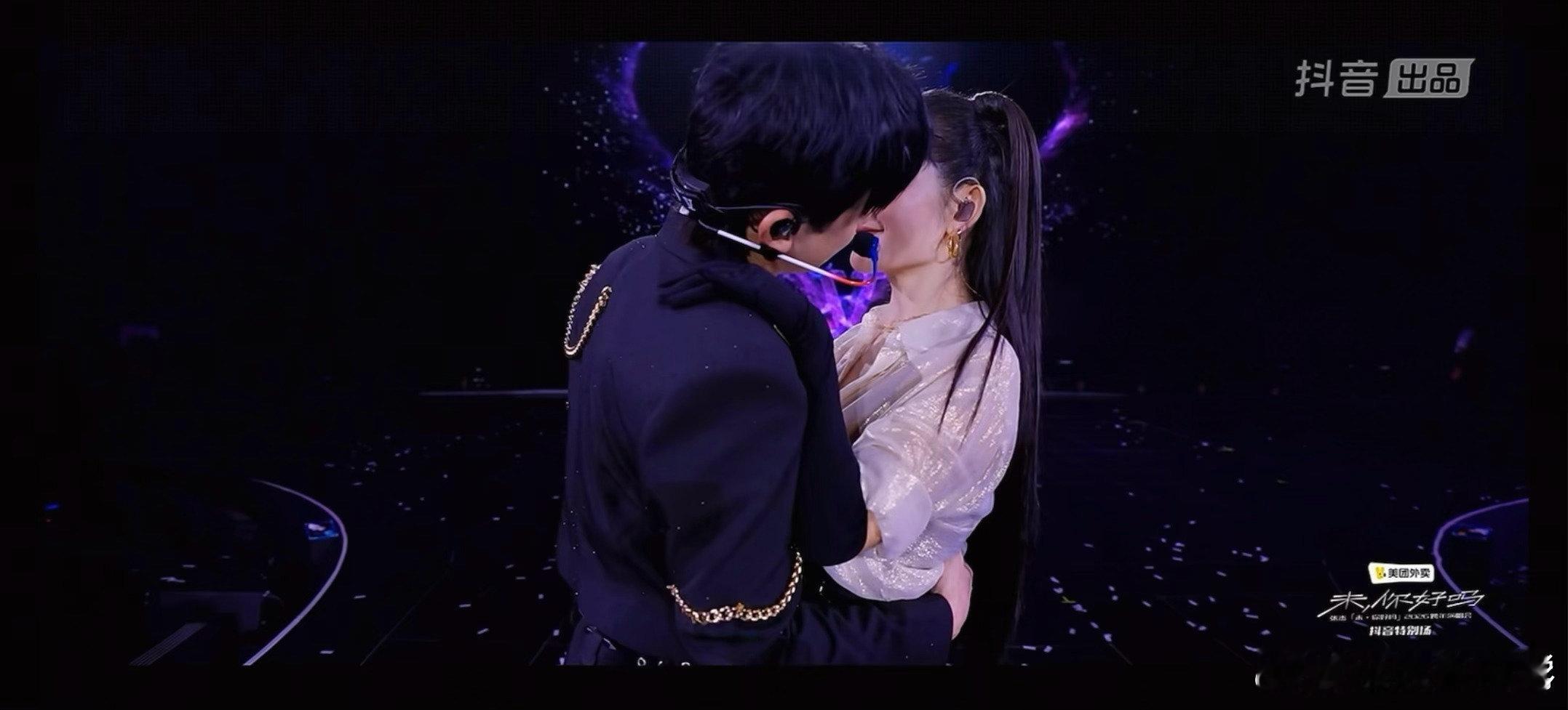 今年跨年有三对儿亲嘴的今年跨年有三对儿亲了 今年跨年有三对儿亲嘴的演唱会直播：张