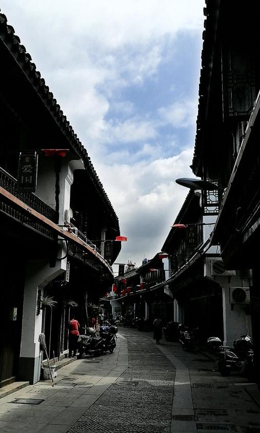 【你喜欢什么样的古镇老街】
        我喜欢那种既有历史韵味又有独特气质的