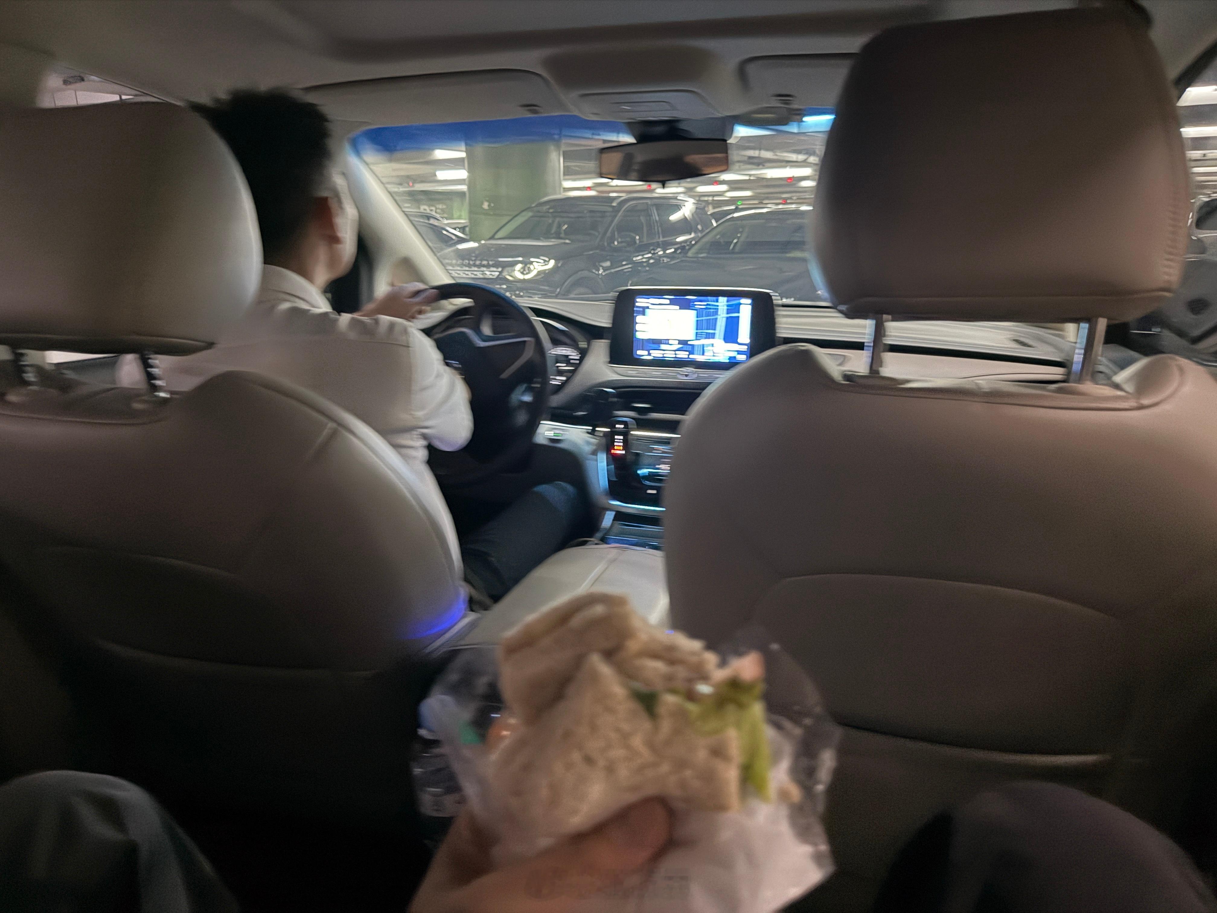 别看汽车博主表面光鲜亮丽，经常去好看的地方拍摄，全球飞行，出入五星级酒店，其实很