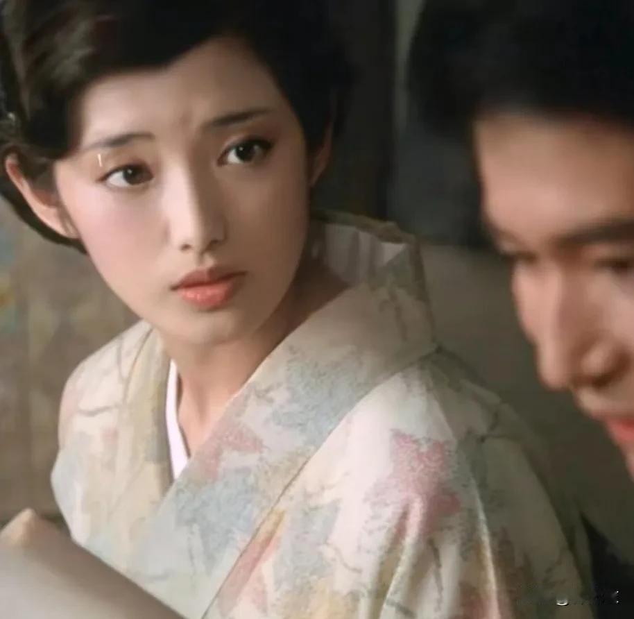 山口百惠从来没有后悔年纪轻轻就退出娱乐圈，也从来没有想过复出。

因为如果做巨星