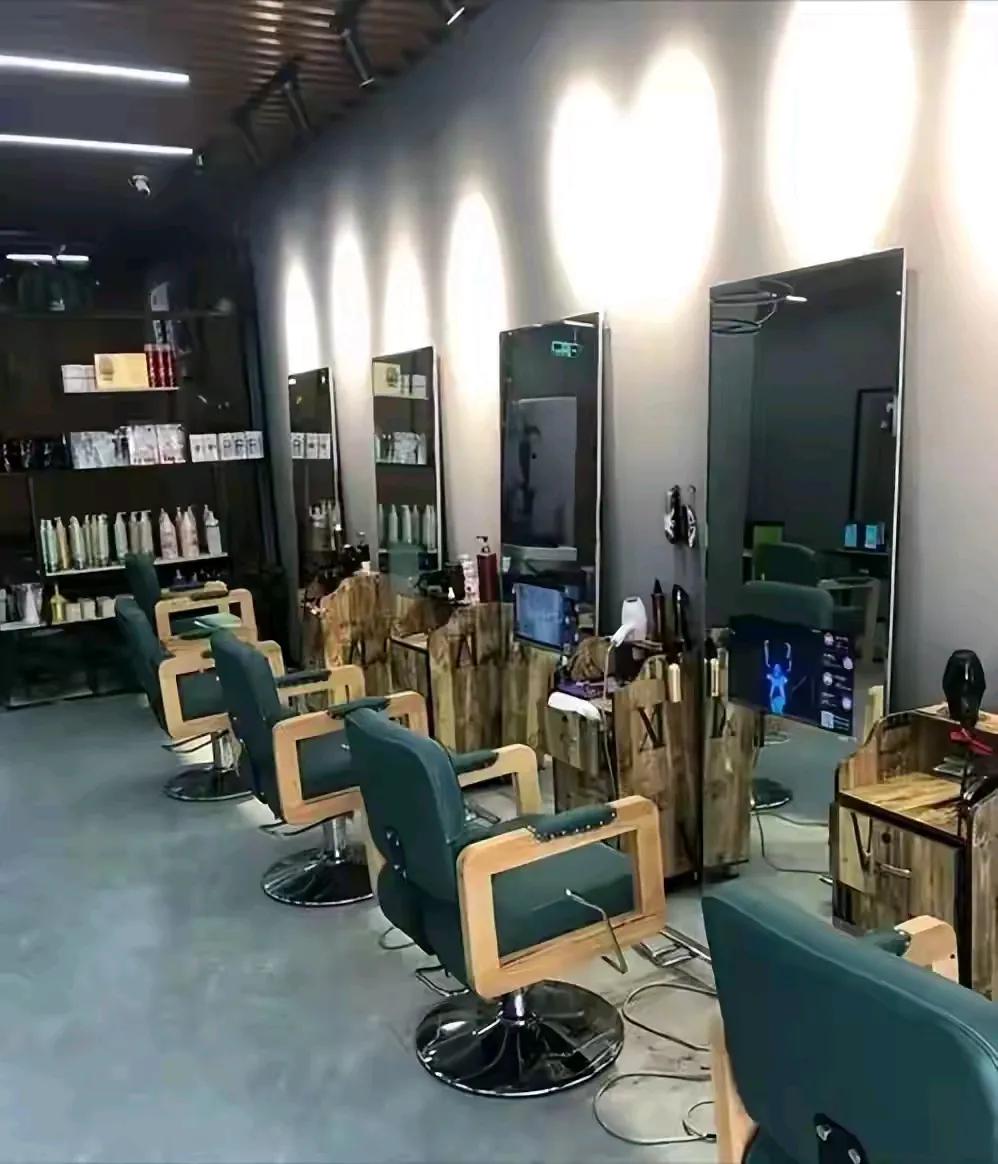 因为好奇心好想问大家一个问题，你们平时理发是去高级的发廊理发，还是去街边摆摊档的