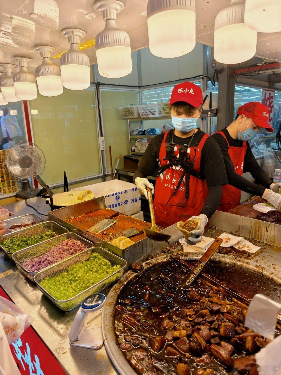 来济南吃个肉夹馍陈小龙肉夹馍之前在深圳经常看他直播，排队人特别多，看着可香了，今