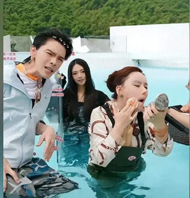 向佐助理撞脸郭碧婷！黑长直、大眼睛完美复刻，助理发声曝光内情