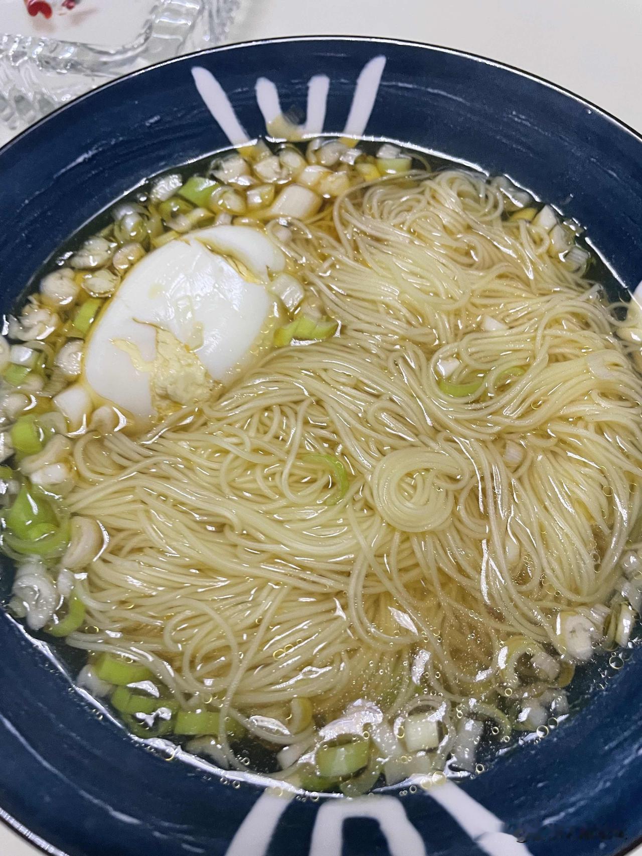 家里没有女人，感觉男人回家就是住酒店一样，回来就睡，睡醒就走。

，冰箱是空的，