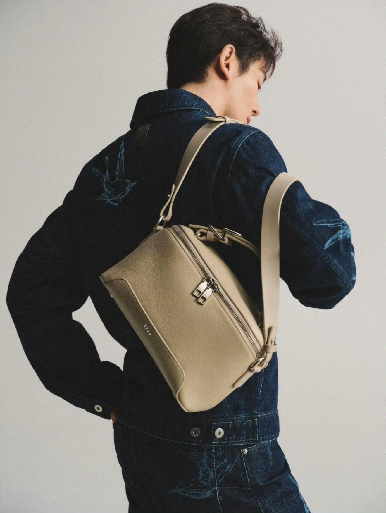 邓为in Dior，品牌大使一组全新七夕物料释出，囊括成衣、饰品、包袋等多个时尚