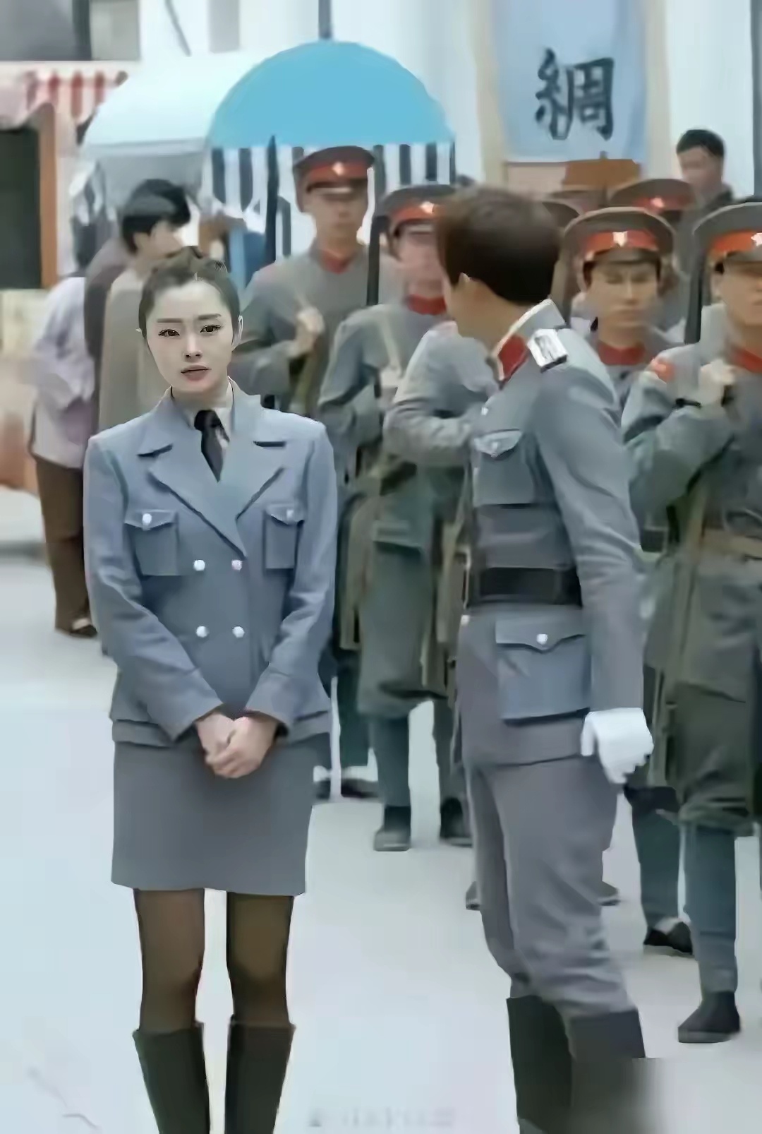 这导演真的是无语了。难道那个时期有丝袜吗 