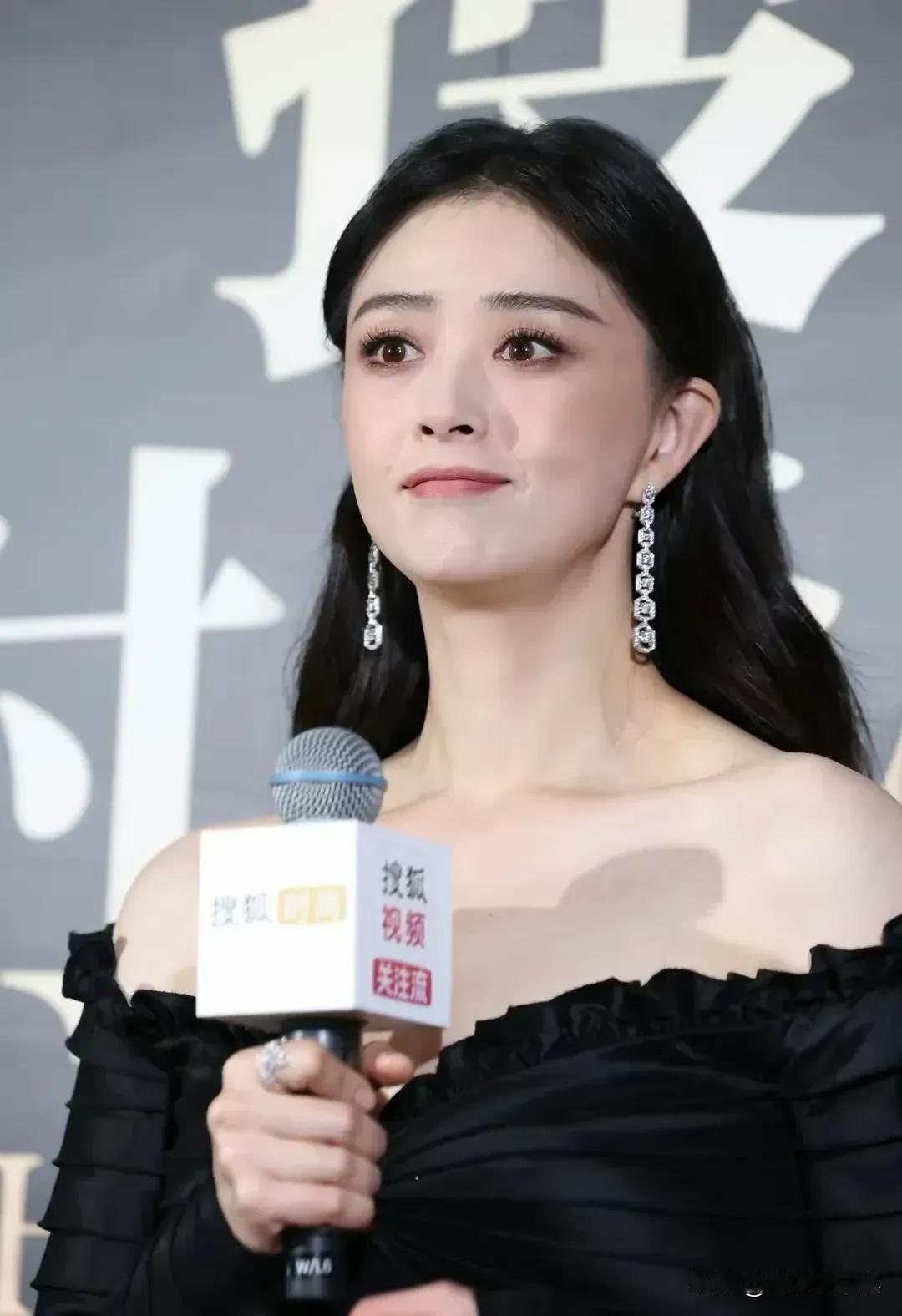 蒋欣再次红了，走红毯之后的蒋欣让网友们眼前一亮！
继小巷人家热度之后，41岁的蒋