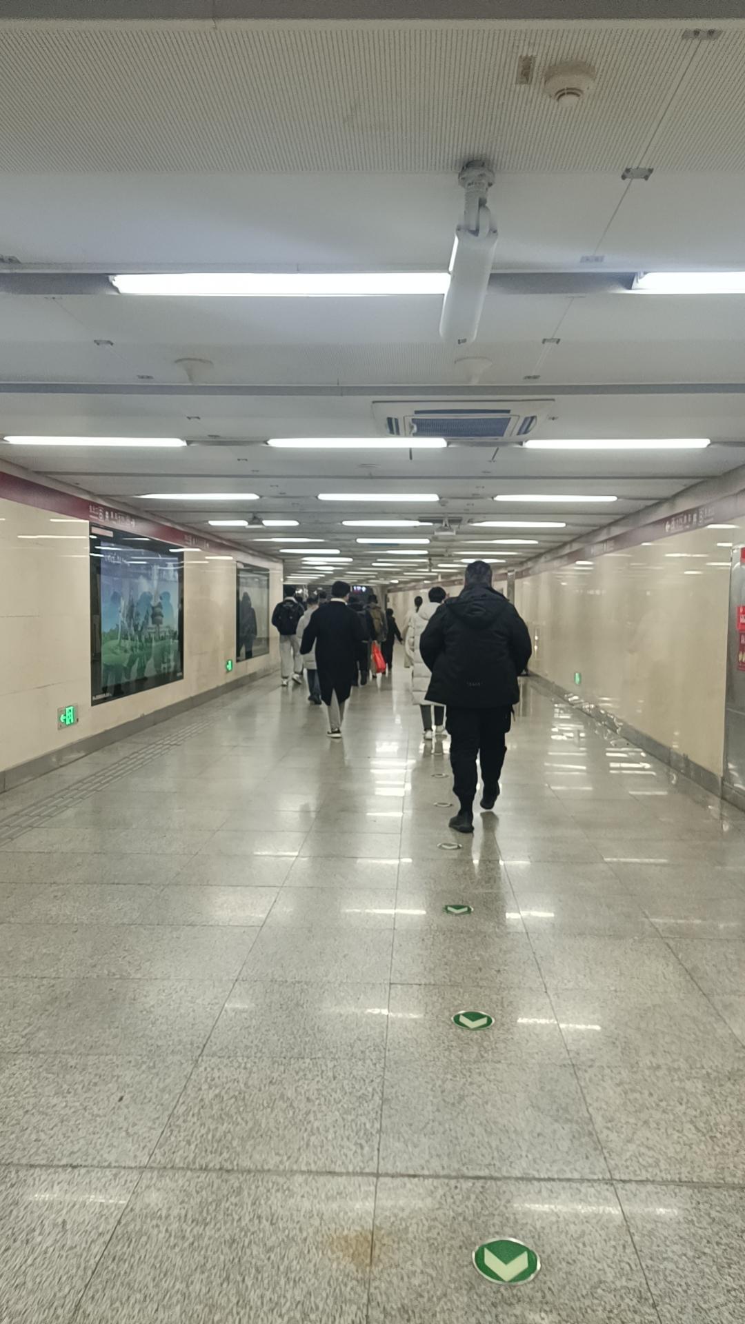 再次踏上了漂泊之旅，心里真的很不好受啊，在家的时光怎么过得那么快呢？真的好难过啊