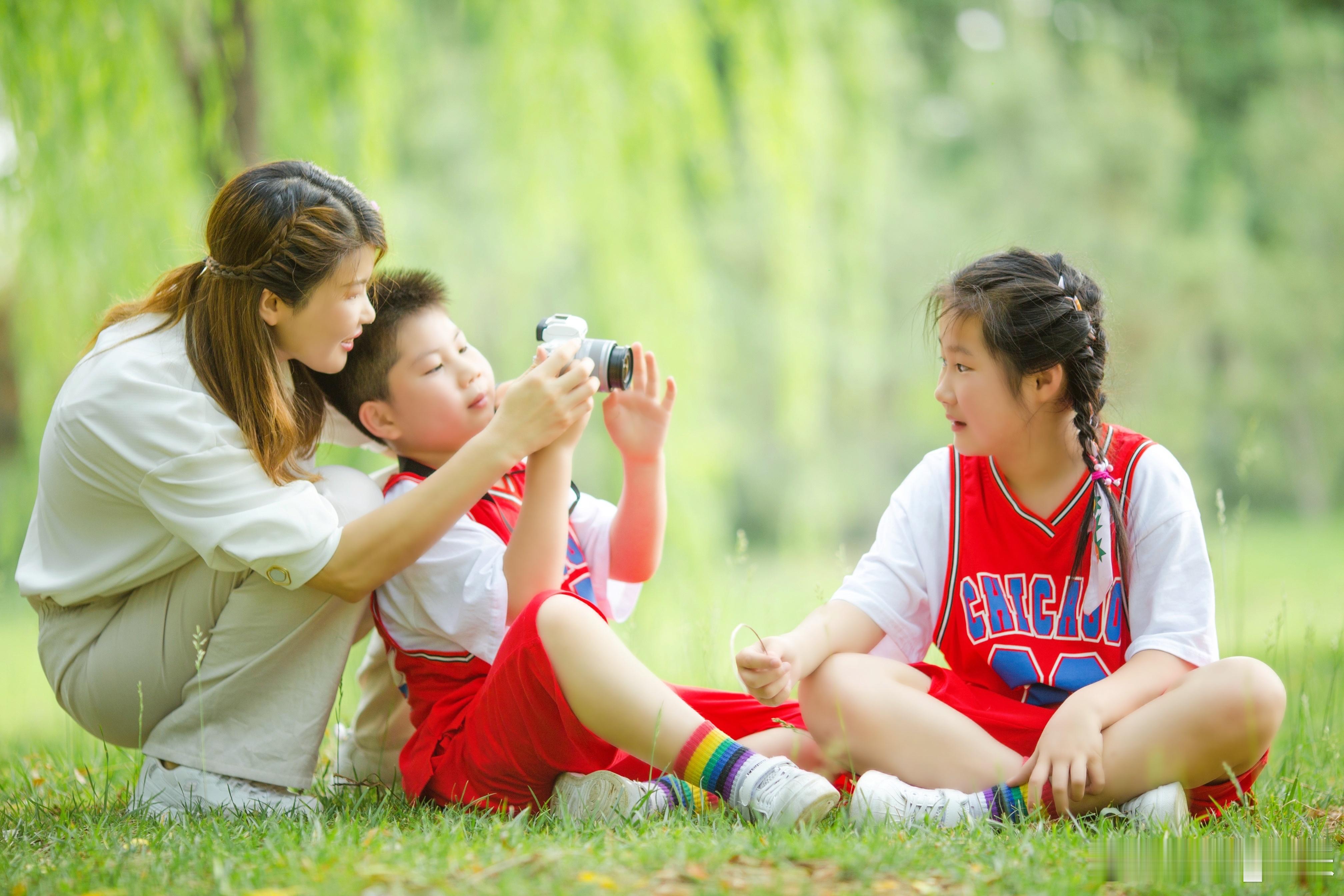 熙笑译颜[超话] 姐姐恬静优雅弟弟活泼可爱，小妹妹乖巧纯真，一副和谐的画面，真好