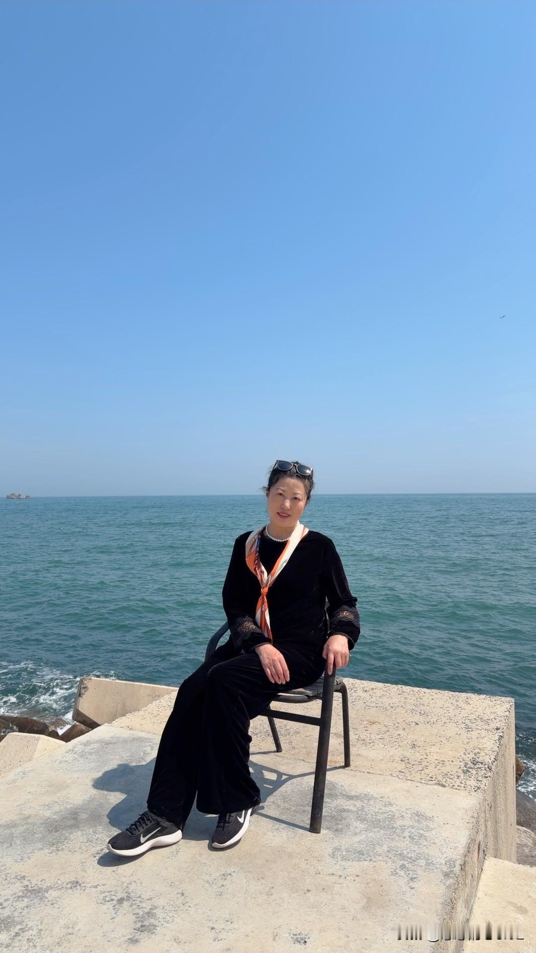 退休10年后，我活成了自己喜欢的样子。
我是61岁的单身小老太太，平时喜欢宅在家