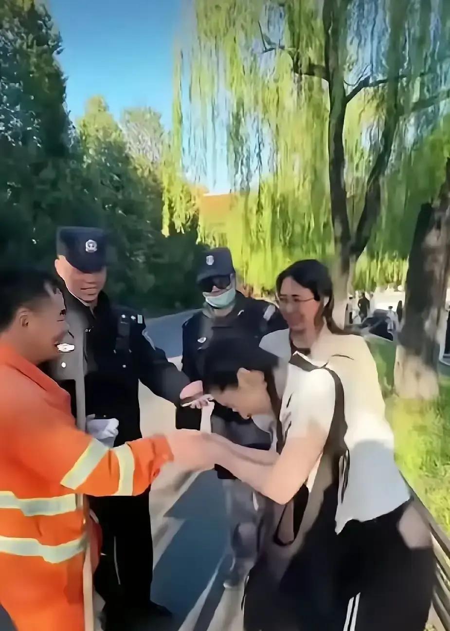 一个美国姑娘在北京街头，盯着环卫大叔看了半天，突然捂着脸哭了出来。周围人都愣了。