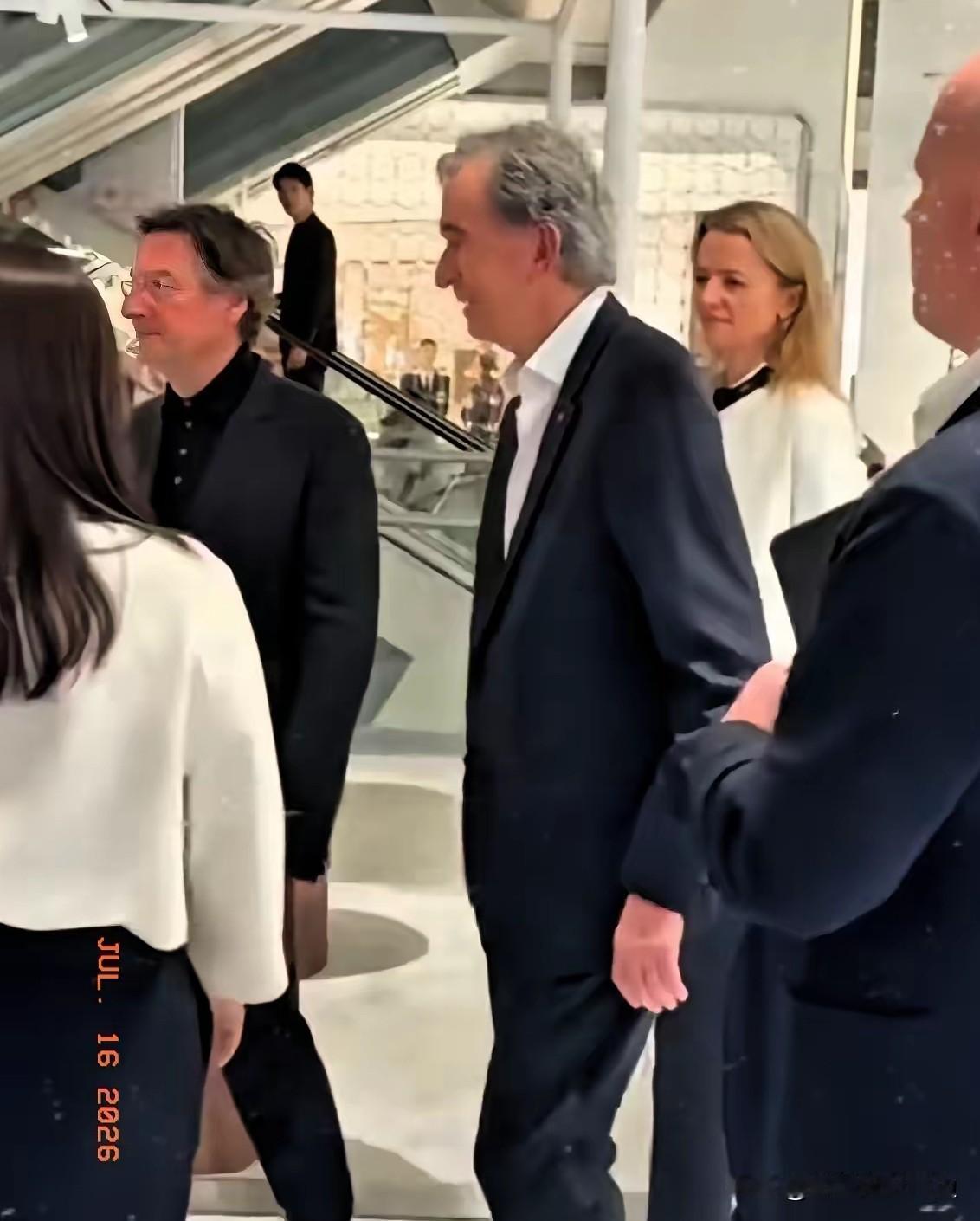 敲定了！LV母公司掌门人补税1.74亿。不是简单忘记申报，而是刻意搭建海外架构规