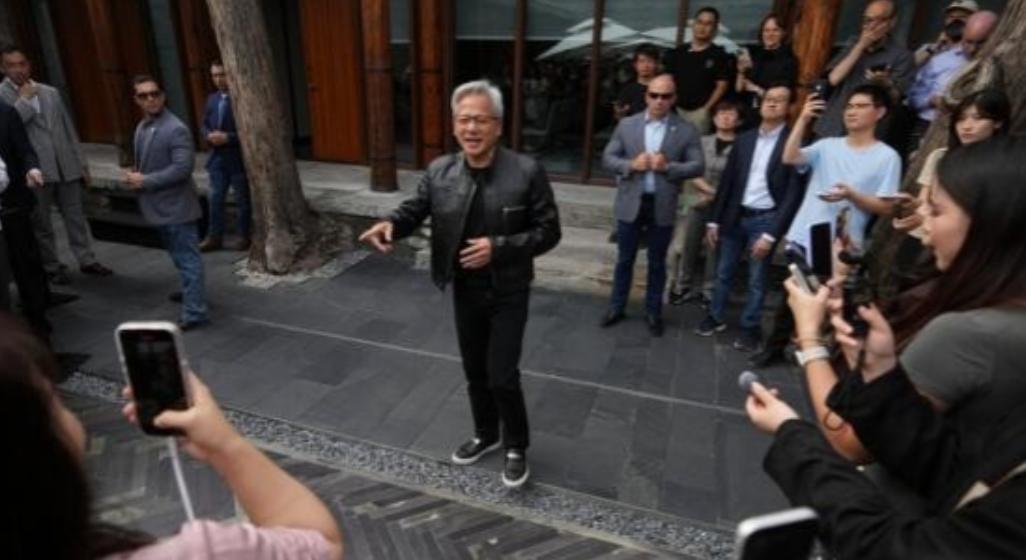 谁能想到，那个穿着标志性皮衣、换上唐装笑眯眯跑来中国示好的黄仁勋，反手就给咱们挖