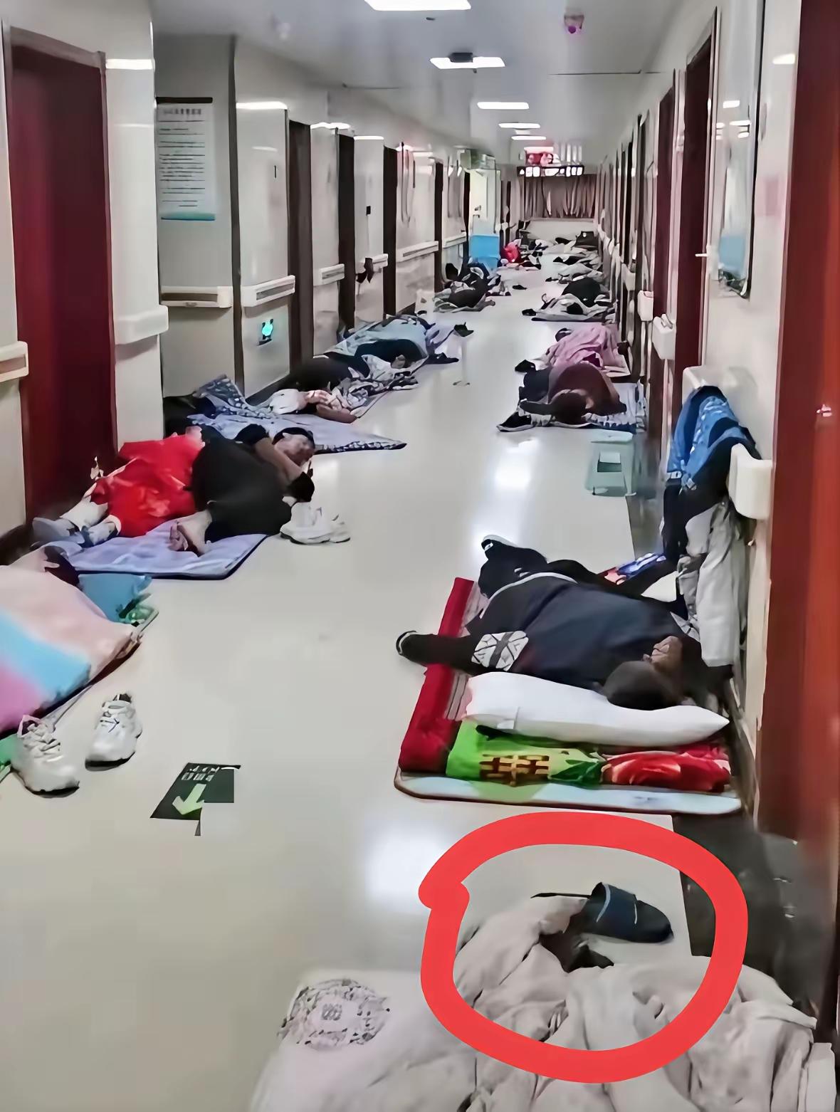 网友:
晚上在住院部看到的一幕！想说点什么，又不知该说点啥……