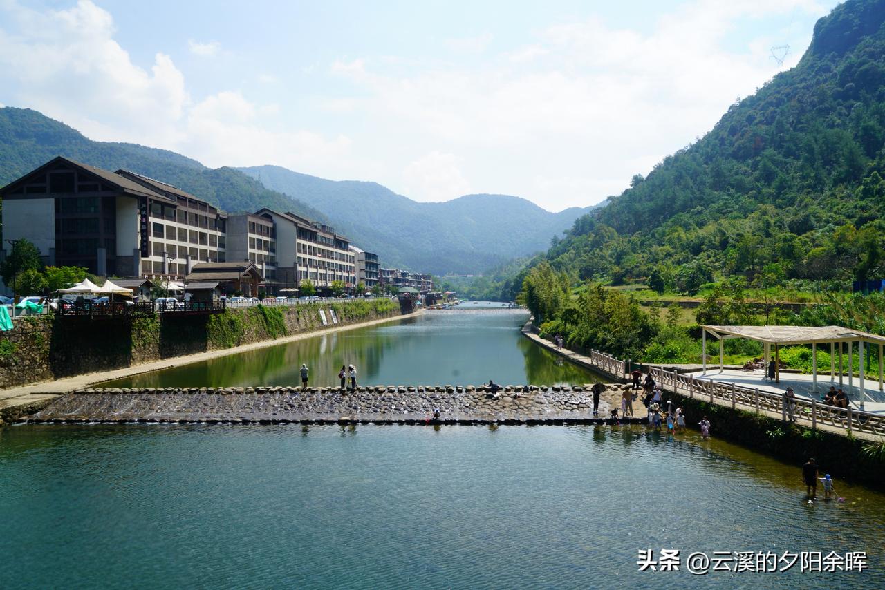 今天有一次来到浙江桐庐芦茨村这个美丽乡村。

青山环抱，一湾清溪穿村而过，白墙民