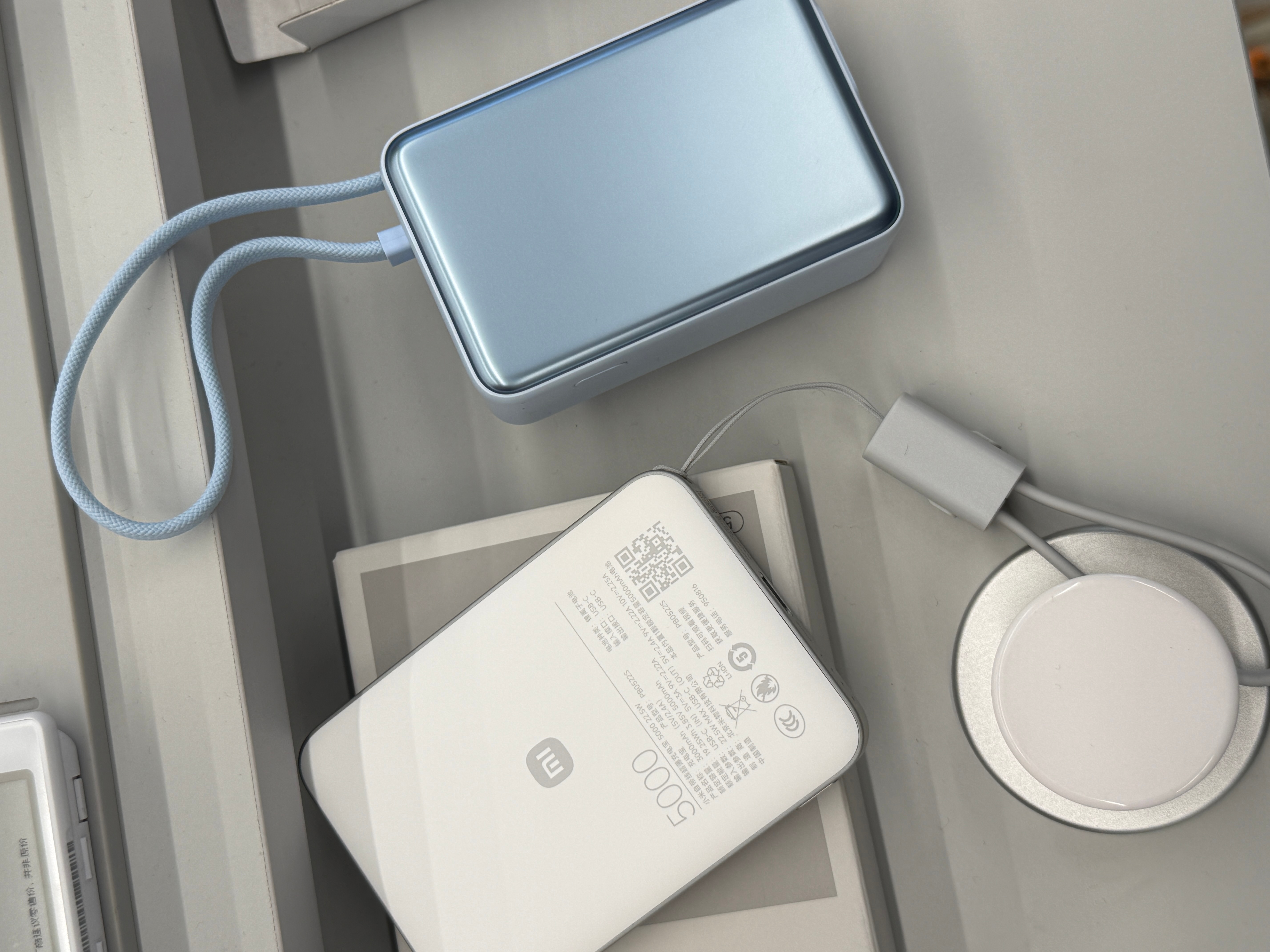 米家真不能随便进去，我一进去摸了摸小米17Ultra 后转身就看到这个三合一充电