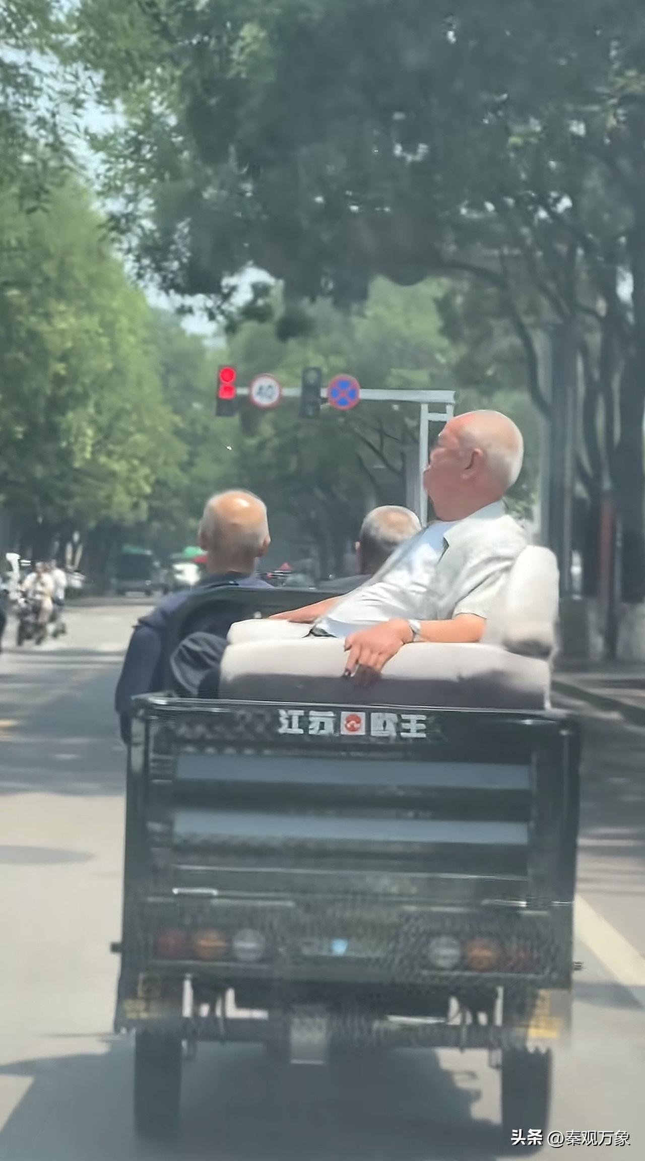 今天和挚友遇见了“另一群挚友”＃老友
记
