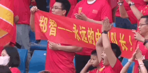 实智名归，讲不出再见，郑智终于正式退役了，中国男足的魂呢？最后的大佬上了替补席，