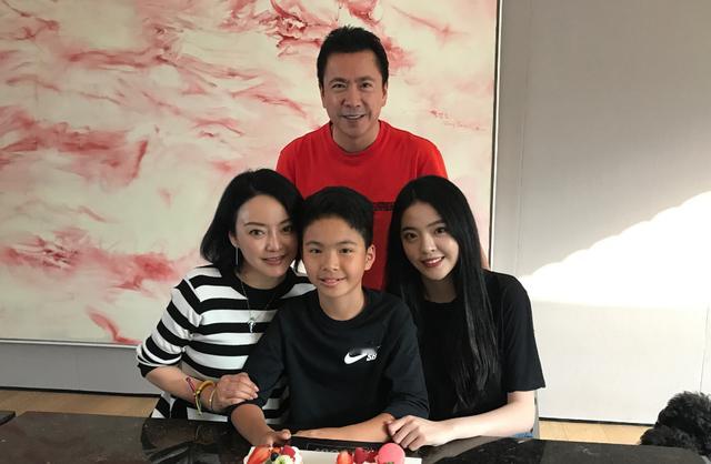 威廉弟弟已长成帅气少年，在《爸爸回来了》中给人印象深刻的他，近期在社交平台分享了