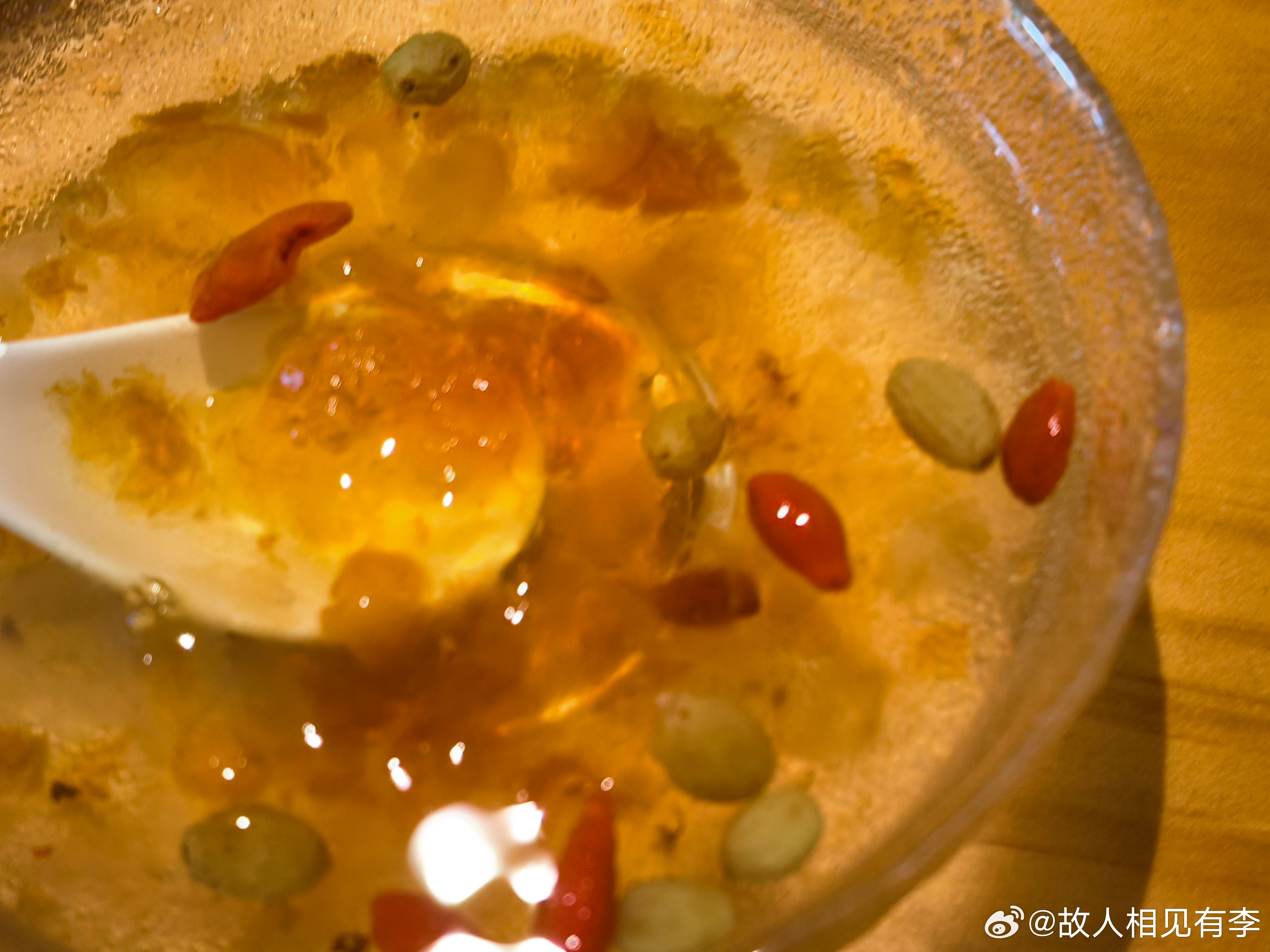 中午这碗冰冰凉凉的桂花桃胶羹非常之不错。 ​​​
