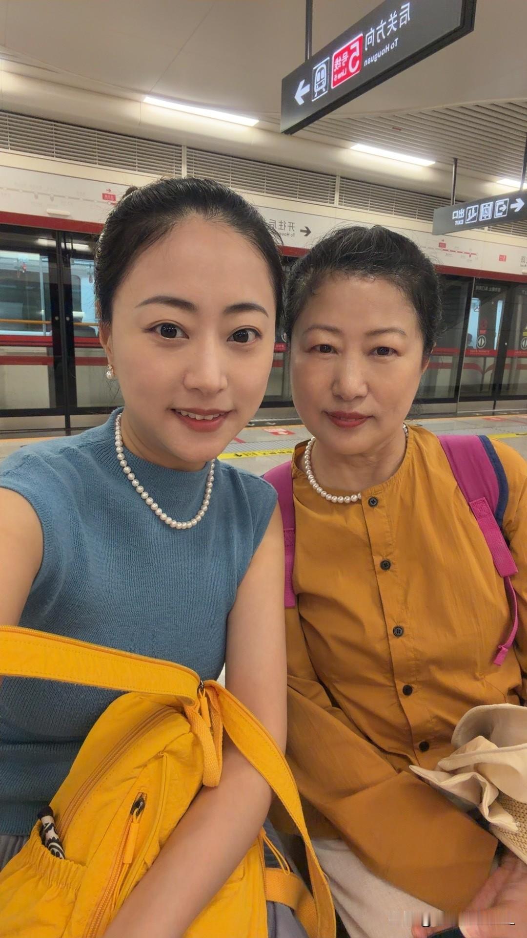 我要过六一儿童节！
过节要有仪式感，
早上遛完狗，我去小区门口的早巿场给女儿买了